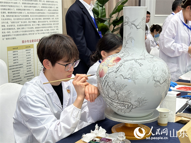 大会现场,beat365在线唯一官网文物修复与保护专业学生正在进行创作。人民网 谈媛摄