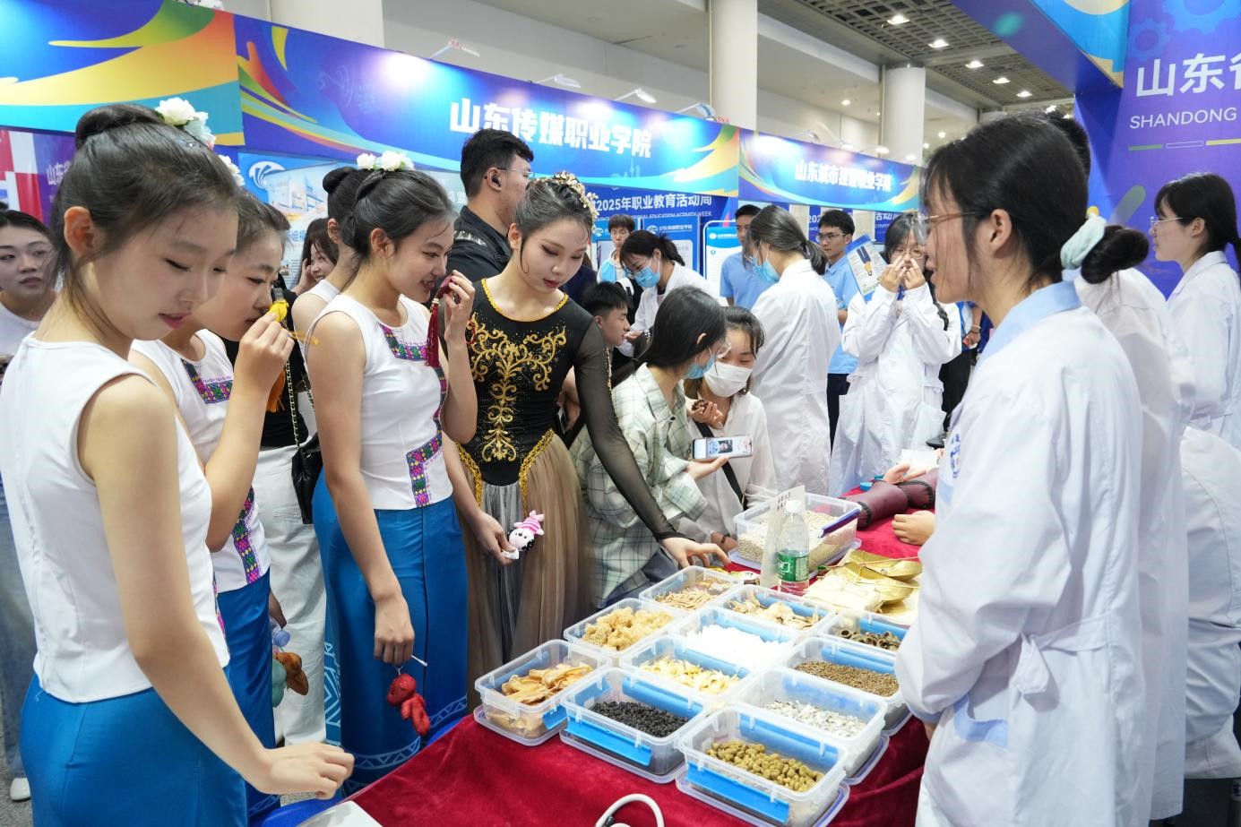 济南护理职业学院向参加活动学生介绍中药特性