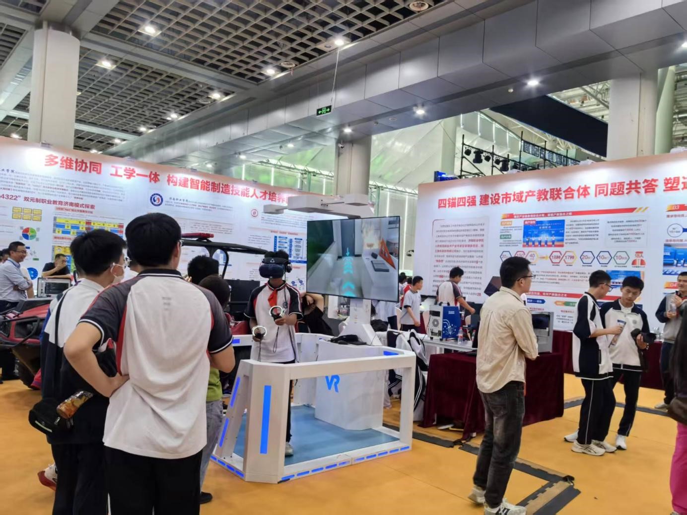 参加活动小学生体验济南职业学院VR实训设备